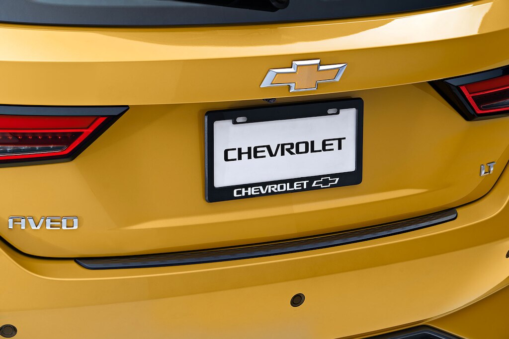 Accesorios externos estéticos: porta placas para tu Chevrolet Aveo 2025 el nuevo auto tipo sedán.